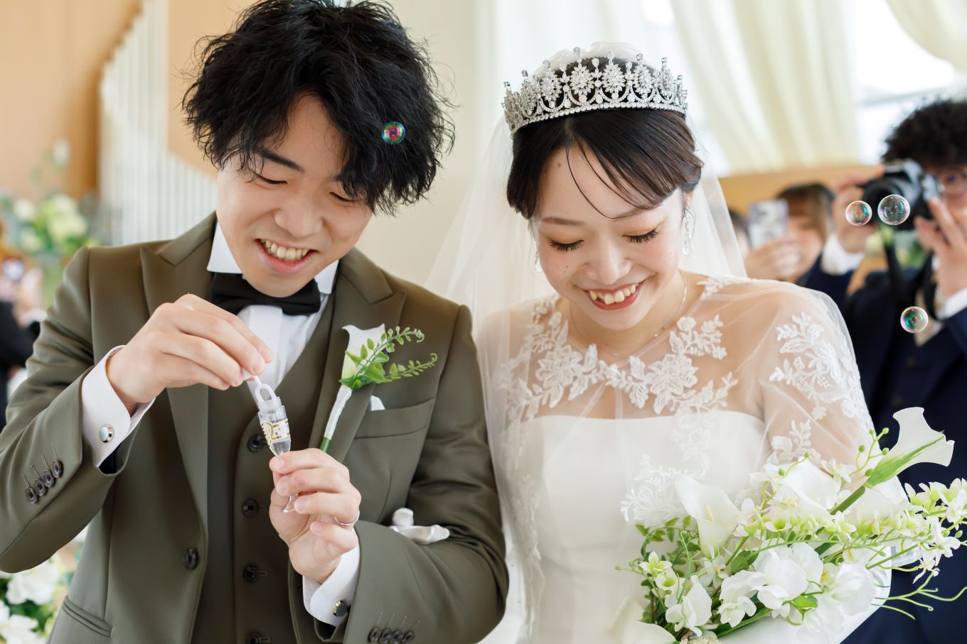 そしてお二人がお打合せから楽しみにしてくださっていた、ご退場でございます！ ご家族様、そしてお二人にもシャボン玉を吹いていただきながらご退場いただきました
